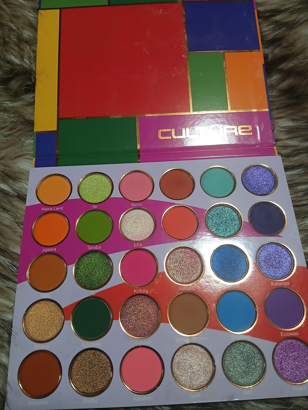 Bold Color Eyeshadow Palette — Multicolor